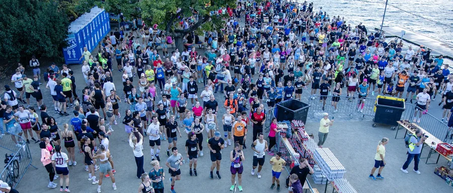 Das Starterfeld des Skylight Run im Startbereich am Mainufer