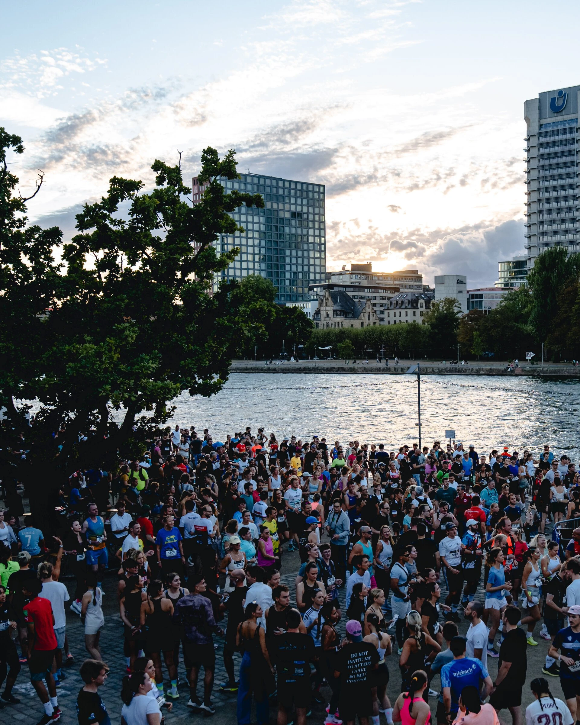 Participants waiting for the start on the banks of the Main