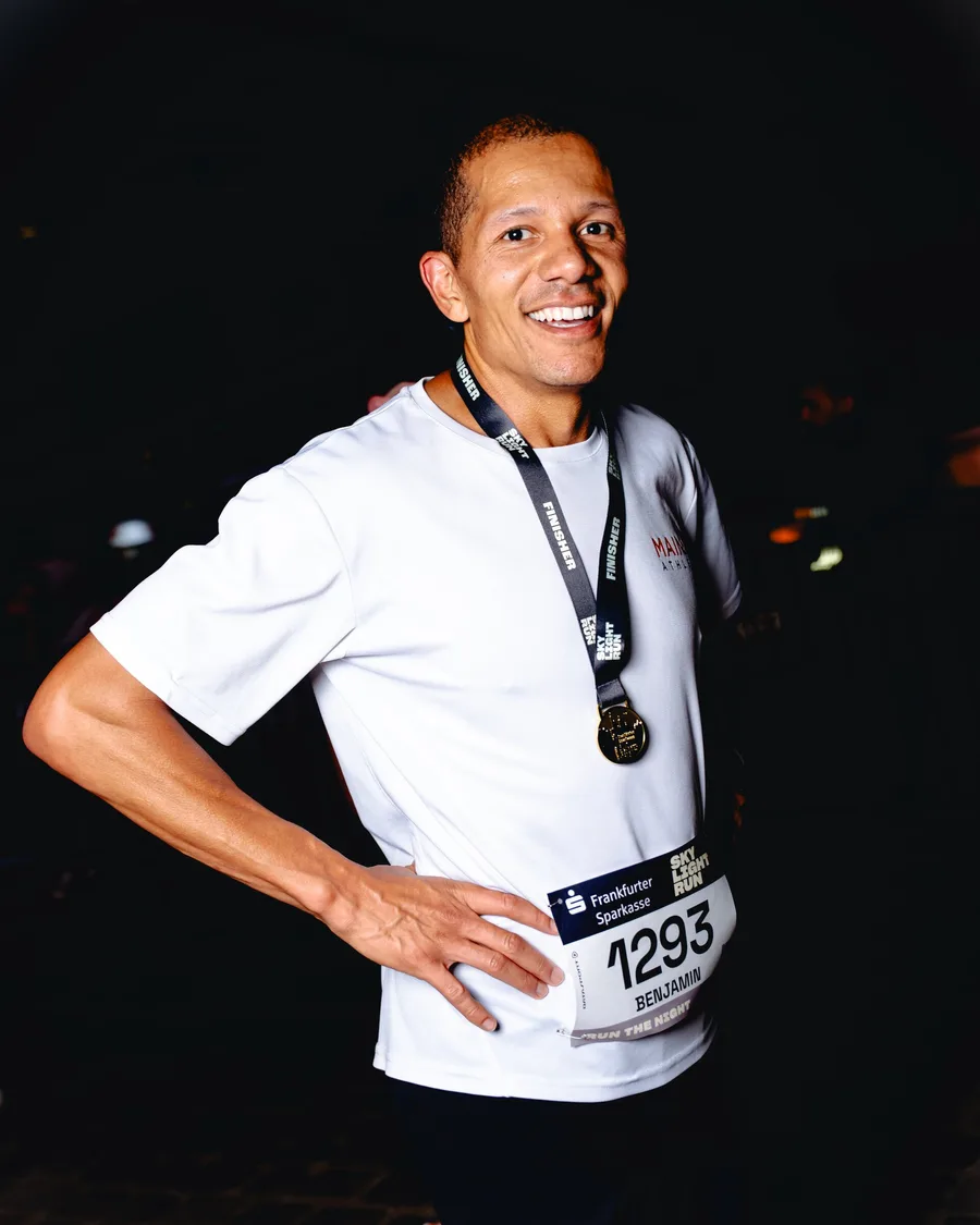 Finisher mit Medaille nach dem Lauf