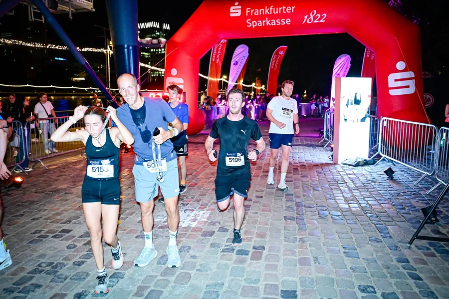 Zieleinlauf unter dem Bogen der Frankfurter Sparkasse